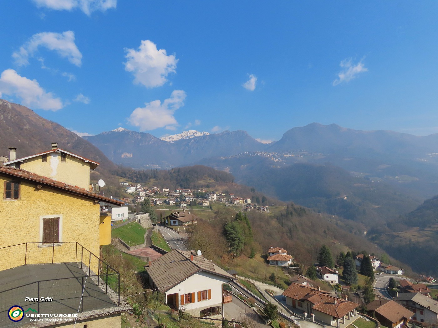 06 Da Bracca vista verso frazione Bruga, Costa Serina e Monti Alben e Suchello.JPG